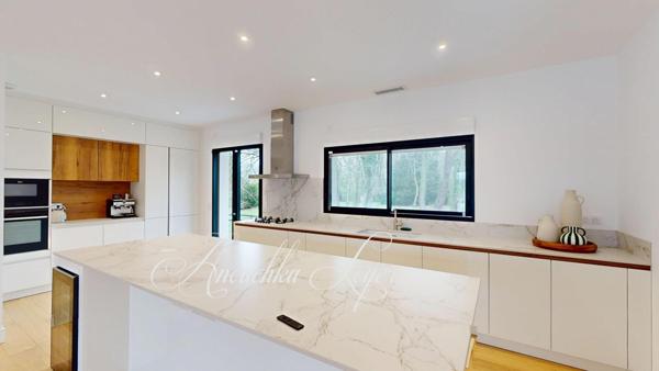 Maison avec garage et piscine au calme