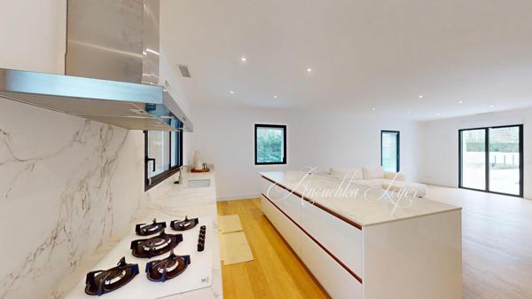 Maison avec garage et piscine au calme