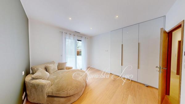 Maison avec garage et piscine au calme