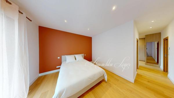 Maison avec garage et piscine au calme