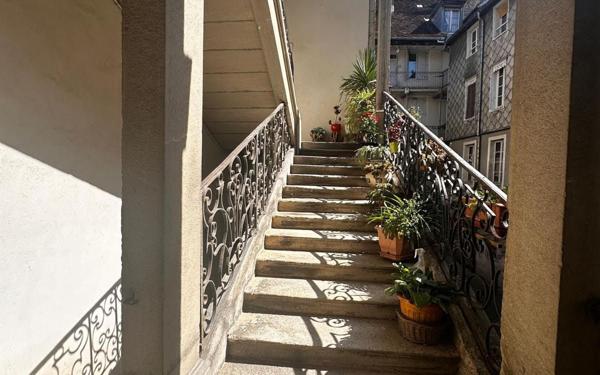 Immeuble à vendre    1 pièce • 1 640 m2 Lons-le-Saunier