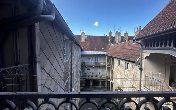 Immeuble à vendre    1 pièce • 1 640 m2 Lons-le-Saunier