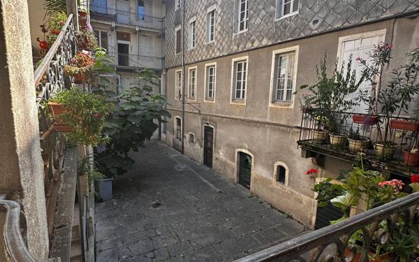 Immeuble à vendre    1 pièce • 1 640 m2 Lons-le-Saunier