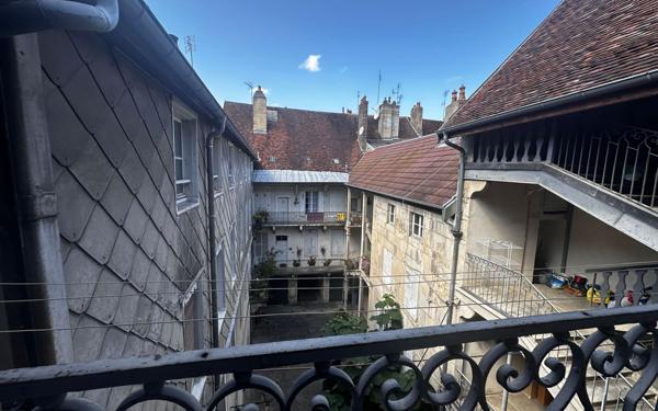 Immeuble à vendre    1 pièce • 1 640 m2 Lons-le-Saunier