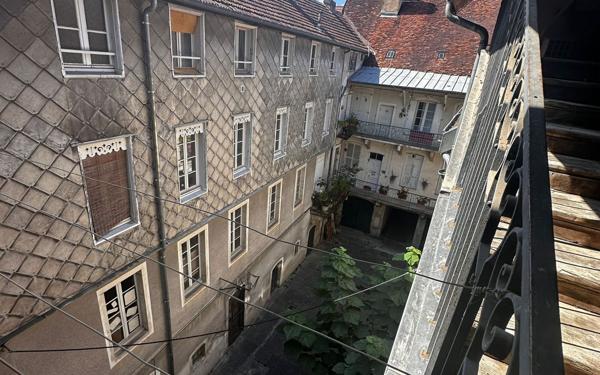 Immeuble à vendre    1 pièce • 1 640 m2 Lons-le-Saunier