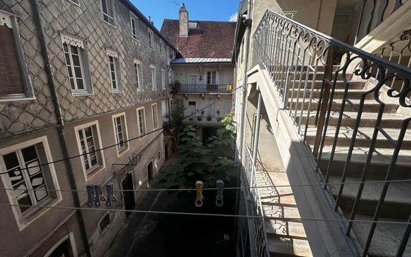 Immeuble à vendre    1 pièce • 1 640 m2 Lons-le-Saunier