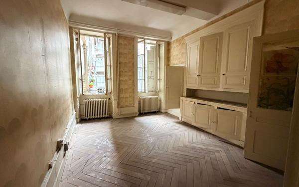 Immeuble à vendre    1 pièce • 1 640 m2 Lons-le-Saunier
