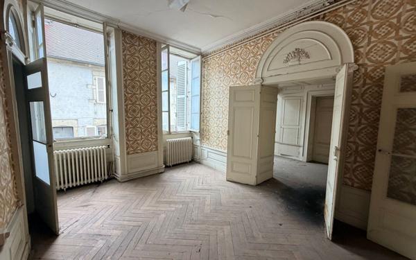Immeuble à vendre    1 pièce • 1 640 m2 Lons-le-Saunier