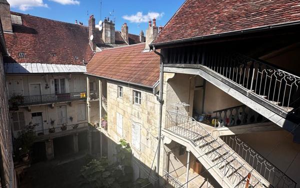 Immeuble à vendre    1 pièce • 1 640 m2 Lons-le-Saunier