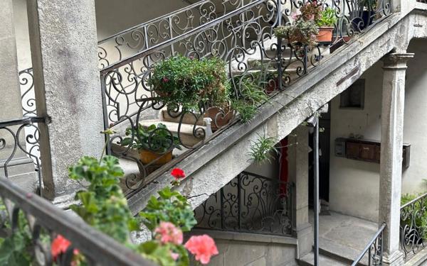 Immeuble à vendre    1 pièce • 1 640 m2 Lons-le-Saunier