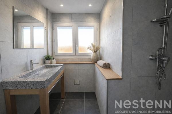 PLUNERET / Auray Saint-Goustan : maison rénovée de 120 m² avec jardin, sous-sol et poêle à bois
