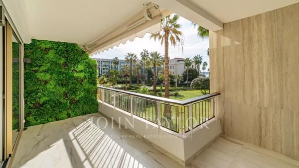 Croisette centrale : Vue mer et parc pour ce somptueux appartement