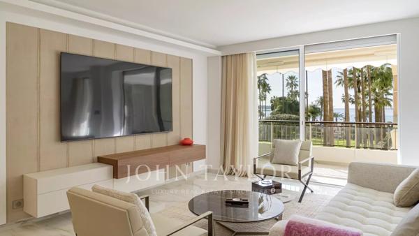 Croisette centrale : Vue mer et parc pour ce somptueux appartement