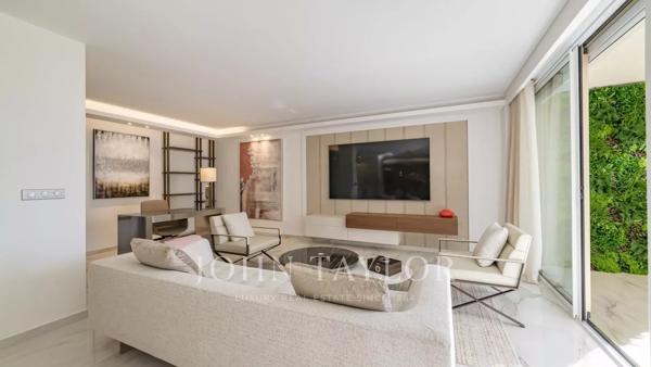 Croisette centrale : Vue mer et parc pour ce somptueux appartement