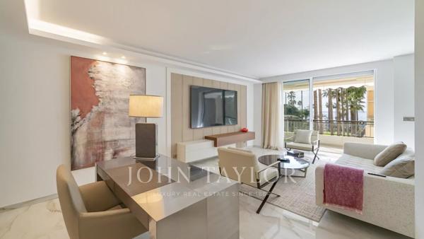Croisette centrale : Vue mer et parc pour ce somptueux appartement