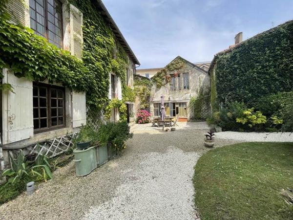 Maison à vendre |  Civray |  10 pièces | 274,2 m²
