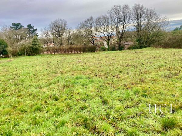 Terrain - 522 m² - Environnement verdoyant - Bourg