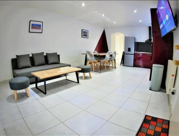 Local commercial transformé en appartement exploité en location saisonnière