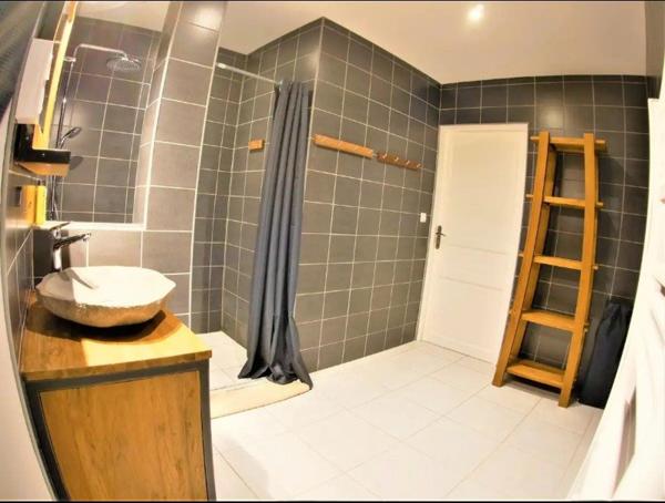 Local commercial transformé en appartement exploité en location saisonnière