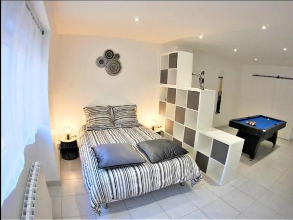 Local commercial transformé en appartement exploité en location saisonnière