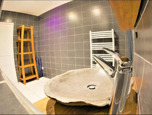 Local commercial transformé en appartement exploité en location saisonnière