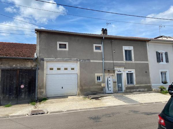 Maison de village avec du terrain et un garage avec porte élétrique
