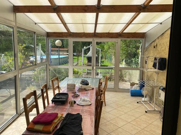 Maison de village avec du terrain et un garage avec porte élétrique