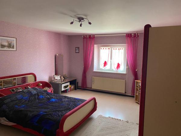 Maison de village avec du terrain et un garage avec porte élétrique