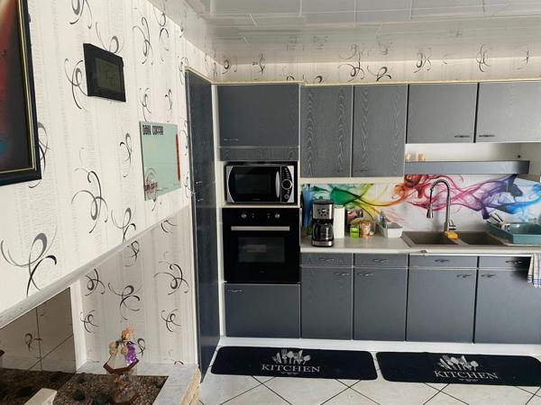 Maison de village avec du terrain et un garage avec porte élétrique