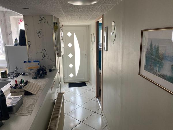 Maison de village avec du terrain et un garage avec porte élétrique