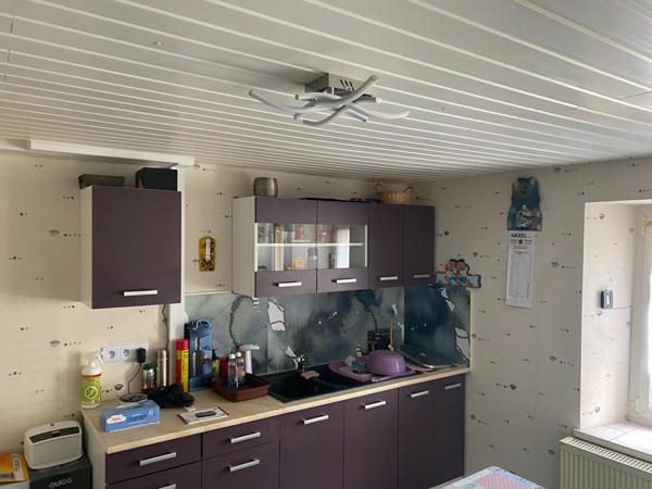 Maison de village avec du terrain et un garage avec porte élétrique