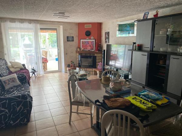 Maison de village avec du terrain et un garage avec porte élétrique