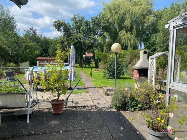 Maison de village avec du terrain et un garage avec porte élétrique