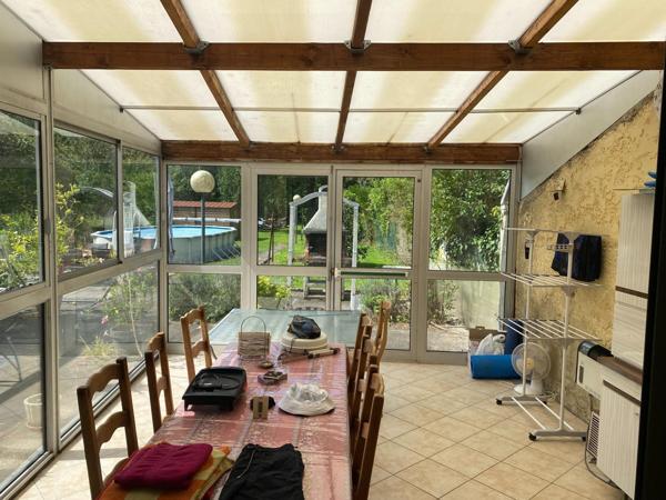 Maison de village avec du terrain et un garage avec porte élétrique