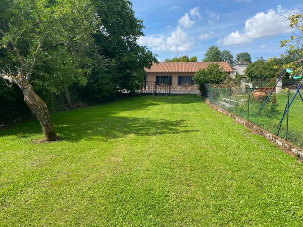 Maison de village avec du terrain et un garage avec porte élétrique