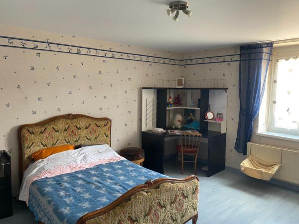 Maison de village avec du terrain et un garage avec porte élétrique