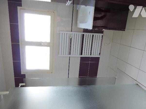 A 15 kms de VOUZIERS, Maison de 5 pièces principales avec garage et terrain de 631 m².