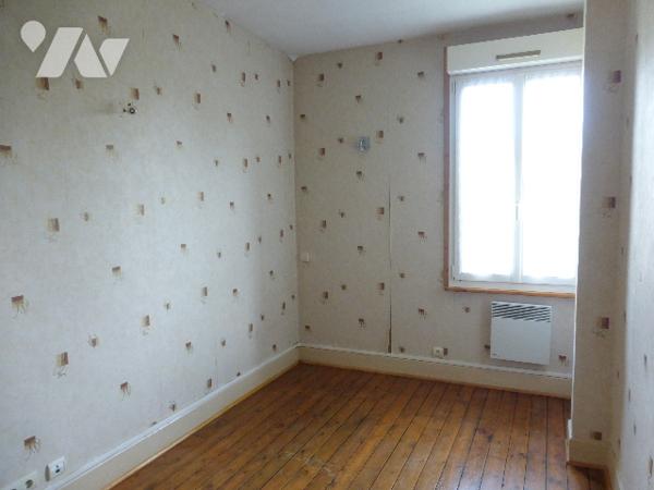 A 15 kms de VOUZIERS, Maison de 5 pièces principales avec garage et terrain de 631 m².