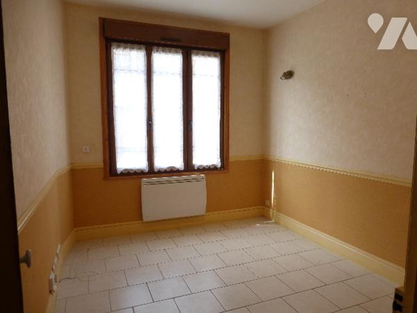 A 15 kms de VOUZIERS, Maison de 5 pièces principales avec garage et terrain de 631 m².