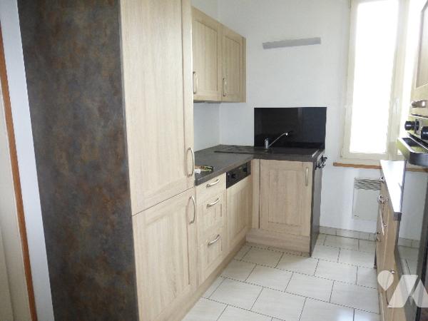 A 15 kms de VOUZIERS, Maison de 5 pièces principales avec garage et terrain de 631 m².