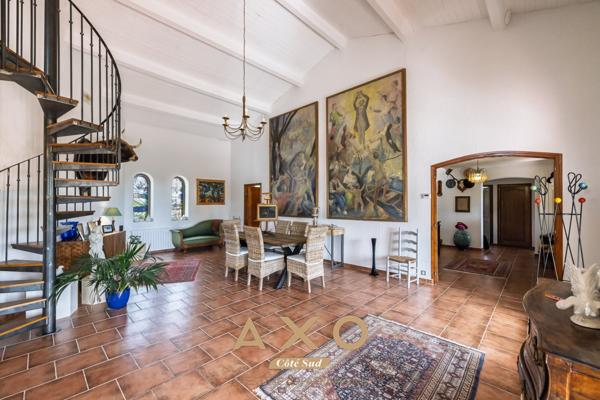 NÎMES – MAISON DE CARACTÈRE – 7 PIÈCES – 240 M² – MAZET – PISCINE – TERRAIN 2 600 M² – 795 000 €