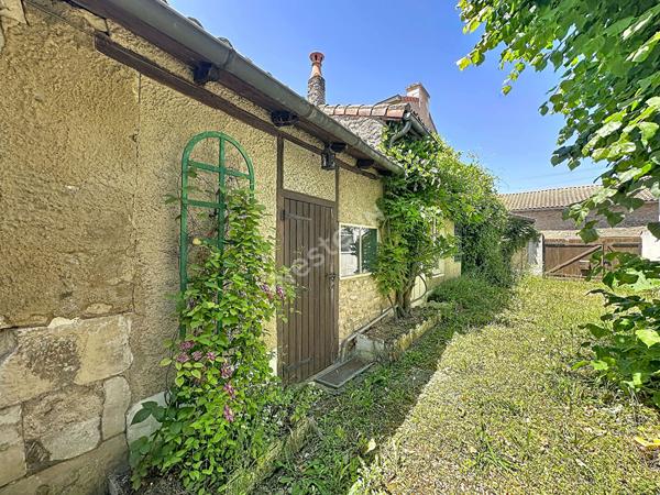 Maison ancienne à rénover avec charme et beaux volumes à Poitiers quartier Bugellerie