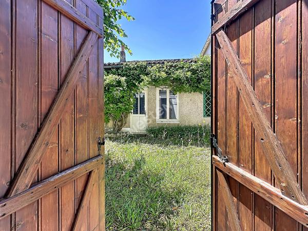 Maison ancienne à rénover avec charme et beaux volumes à Poitiers quartier Bugellerie