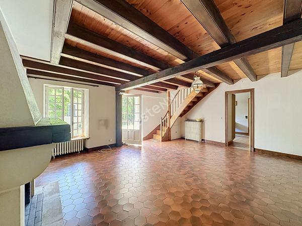 Maison ancienne à rénover avec charme et beaux volumes à Poitiers quartier Bugellerie