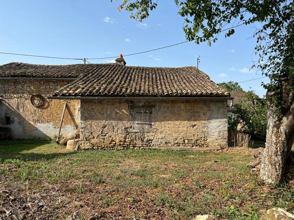 Fermette à rénover de 110 m2 à Celle Levescault ,  4 pièces , jardin, grande grange