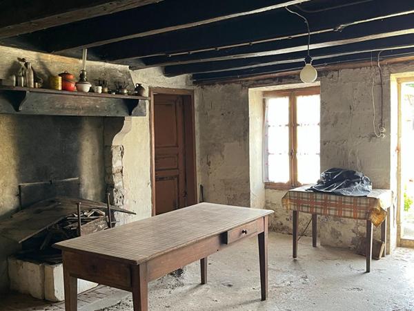 Fermette à rénover de 110 m2 à Celle Levescault ,  4 pièces , jardin, grande grange