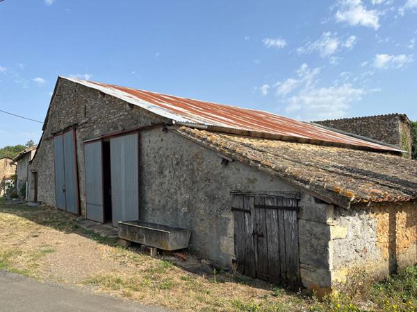 Fermette à rénover de 110 m2 à Celle Levescault ,  4 pièces , jardin, grande grange