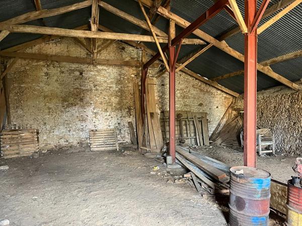 Fermette à rénover de 110 m2 à Celle Levescault ,  4 pièces , jardin, grande grange