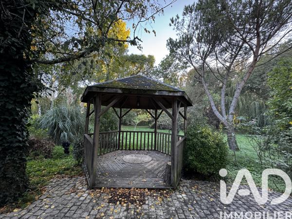 Maison à vendre 10 pièces 205 m² Saint-Bonnet-sur-Gironde