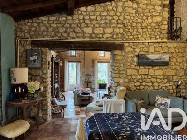Maison à vendre 10 pièces 205 m² Saint-Bonnet-sur-Gironde
